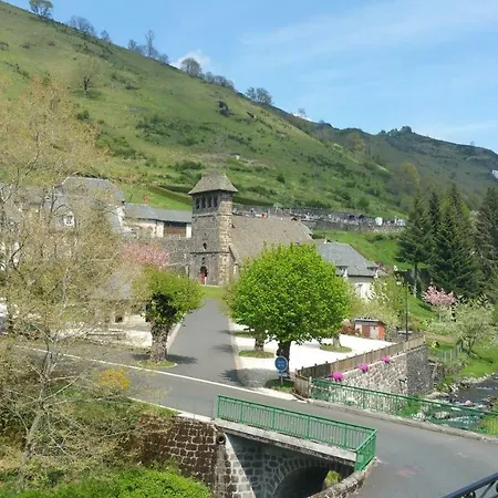펜션 Maison Du Pays De Salers Dans Le Parc Des Volcans D'auvergne *